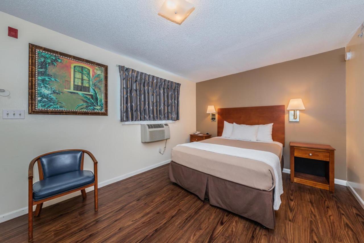 Tampa Bay Extended Stay Hotel ラーゴ エクステリア 写真